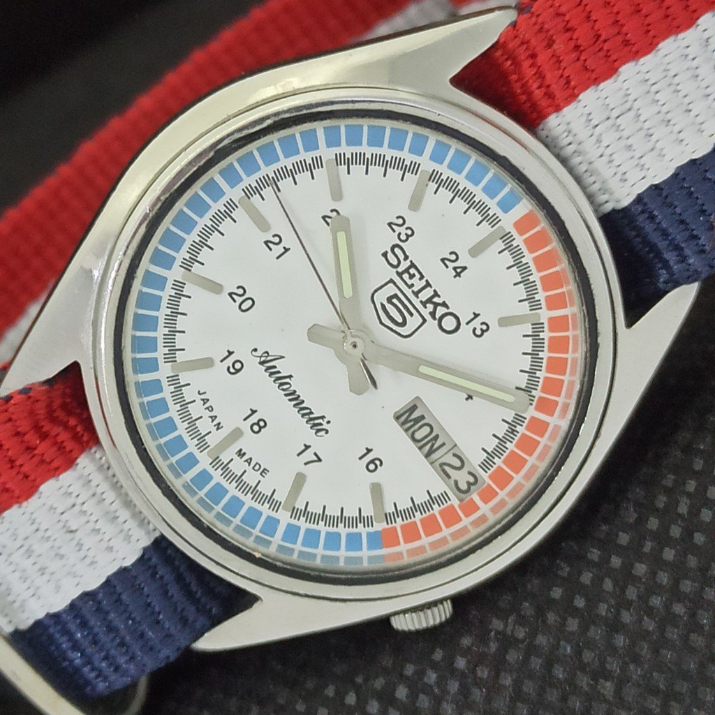 Vintage 1980 Seiko Automatic Mens Silver Watch WDaydate  Cloth Strap RedBlue